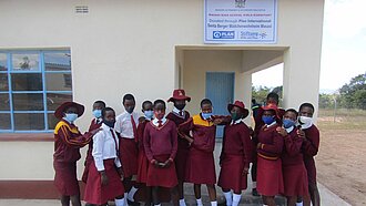 Das von der Stiftung Hilfe mit Plan neu errichtete „Senta Berger Mädchenwohnheim Masasi“ wird 45 Mädchen im Osten Simbabwes den Besuch einer weiterführenden Schule ermöglichen. ©Plan International