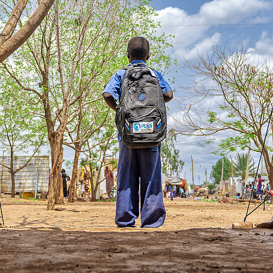 Ein Junge steht in einem Zelt in einem Campt für geflüchtete Menschen in Sudan Krisenherd Sudan Schwerpunkte Der Konflikt in Sudan gilt international als eine vernachlässigte Krise, über die kaum berichtet wird. Dabei hat der seit dem 15. April 2023 tobende Krieg die größte humanitäre Krise weltweit ausgelöst, die Millionen Kinder und Frauen bedroht.