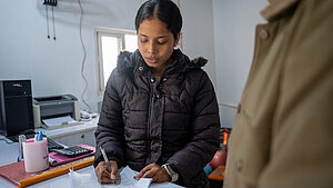 Junge Frau arbeitet nach YEED-Training als Kassiererin in privatem Krankenhaus in Nepal. Junge Frau arbeitet als Kassiererin in einem privaten Krankenhaus in Nepal, nachdem sie eine Berufsausbildung im YEED-Projekt absolvierte.