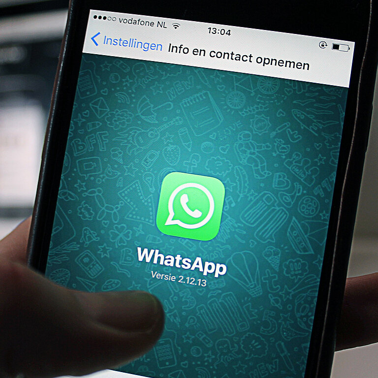 Handybildschirm mit der App Whatsapp offen.