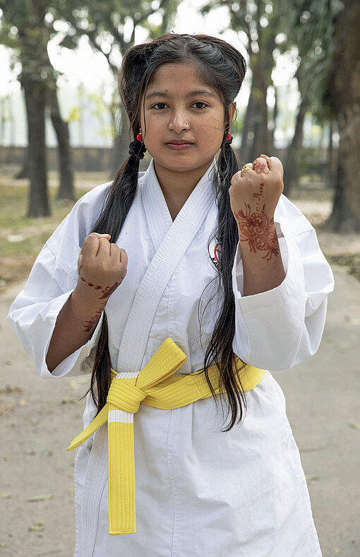 Ein Mädchen in Karate-Bekleidung