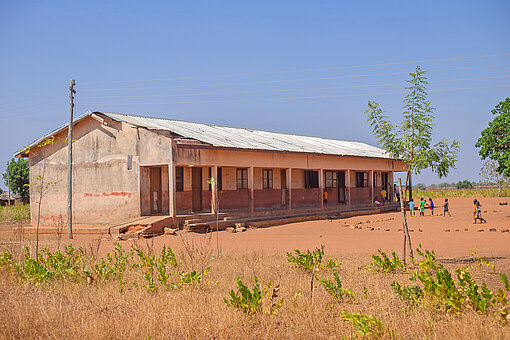 Ein längliches Gebäude mit Blechdach