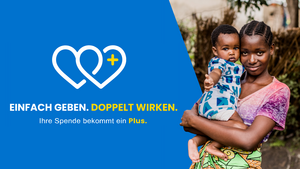 Einfach geben. Doppelt wirken. Ihre Spende bekommt ein Plus. Kampagnenmotiv „Einfach geben. Doppelt wirken.“: Junge Frau hält ein Kleinkind im Arm