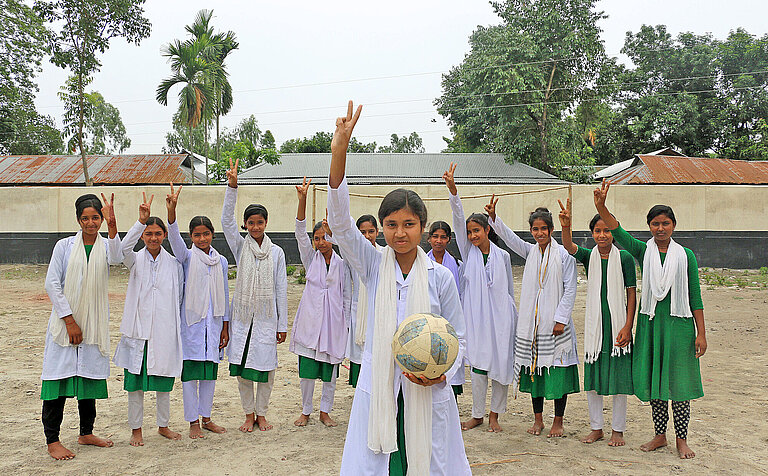 Eine Gruppe Mädchen zeigt das Victory-Zeichen