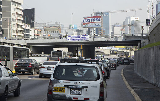 Schnellstraße in der peruanischen Millionenmetropole Lima Blick auf eine Straße mit starkem Autoverkehr
