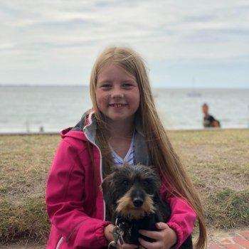 Unsere Tochter Lotte mit Dackel Fine