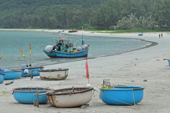 Fischerboote am Strand von Con Dao - Foto: Marc Tornow Fischerboote am Strand von Con Dao - Foto: Marc Tornow