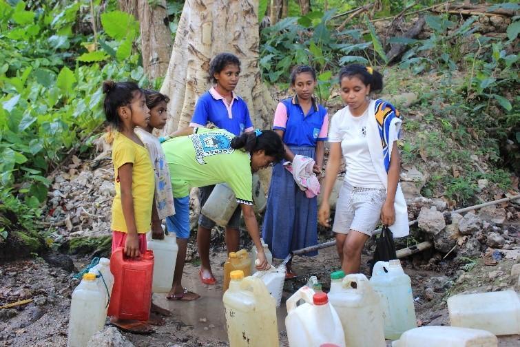 Die schwere Arbeit wirkt sich auf die Leistungen der Mädchen und Jungen in Timor Leste aus. © Plan
