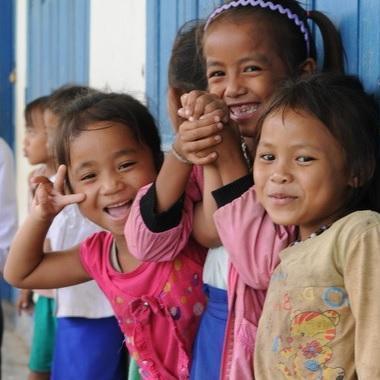 Lachende Mädchen in Laos