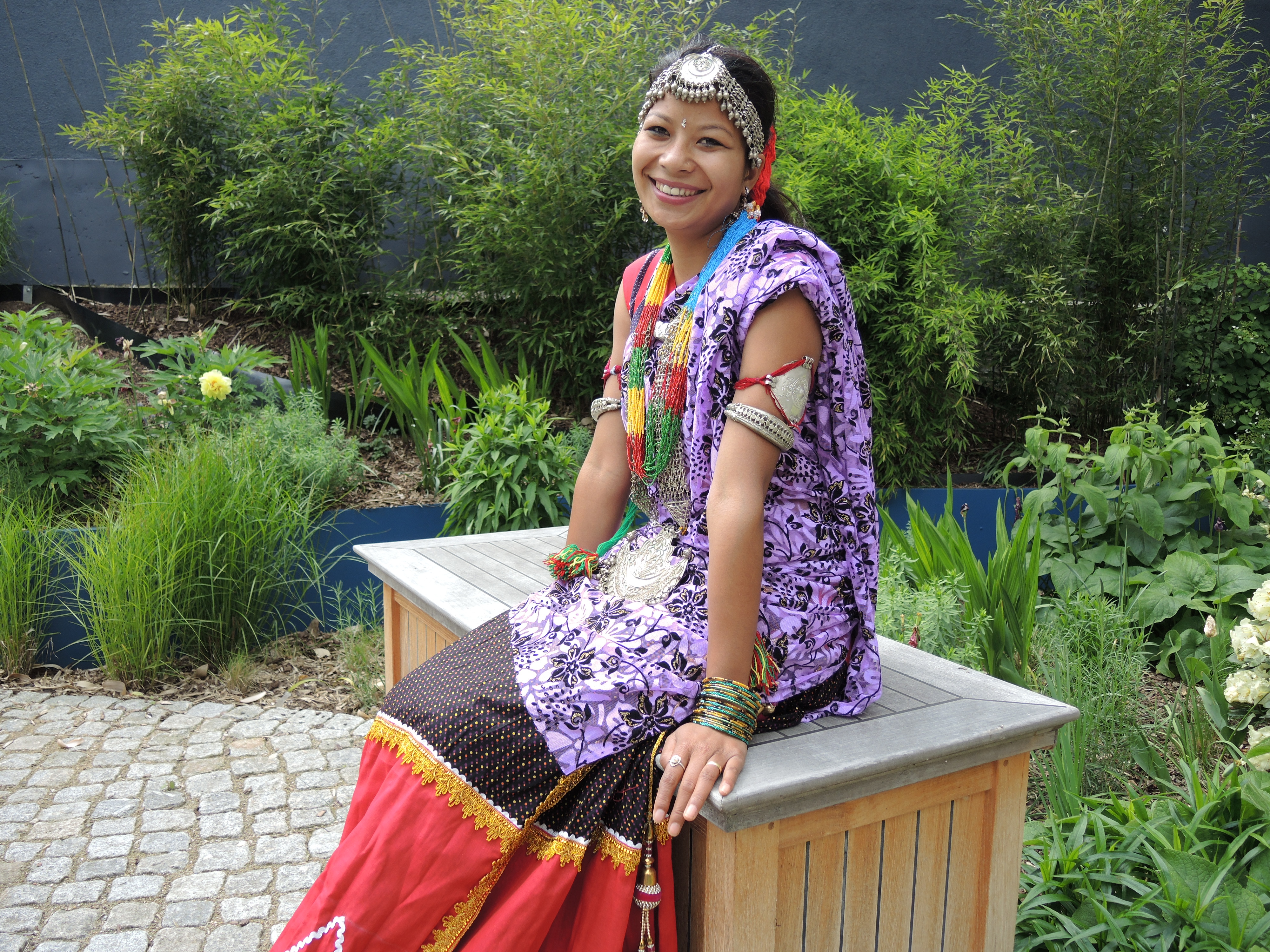 Bishnu Chaudhary traditionelles Tharu-Kostüm_FOTO2_Tornow