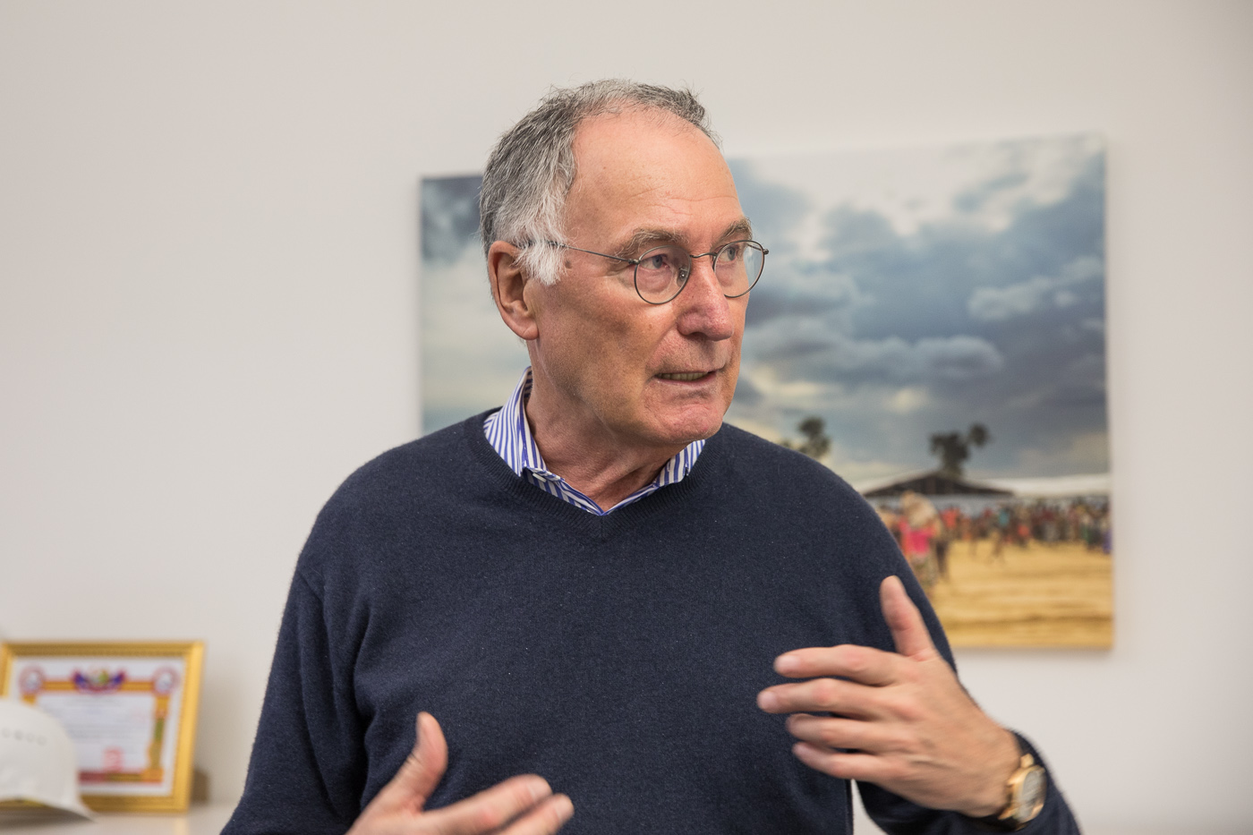 Werner Bauch, im Büro der Stiftung Hilfe mit Plan, April 2019, Foto: Plan International/Susanne Baade.